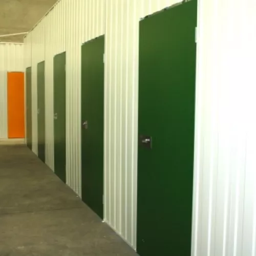 Pasillo con trasteros de varios tamaños