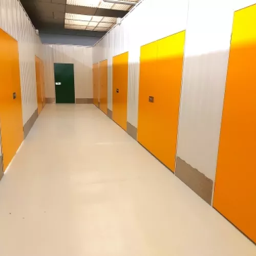 Pasillos amplios con trasteros de puertas dobles