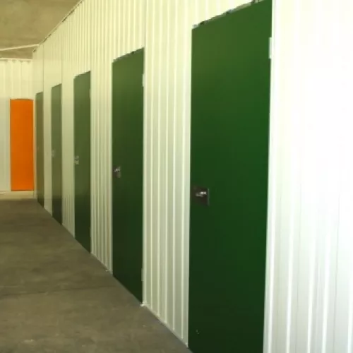 Pasillo con trasteros de varios tamaños