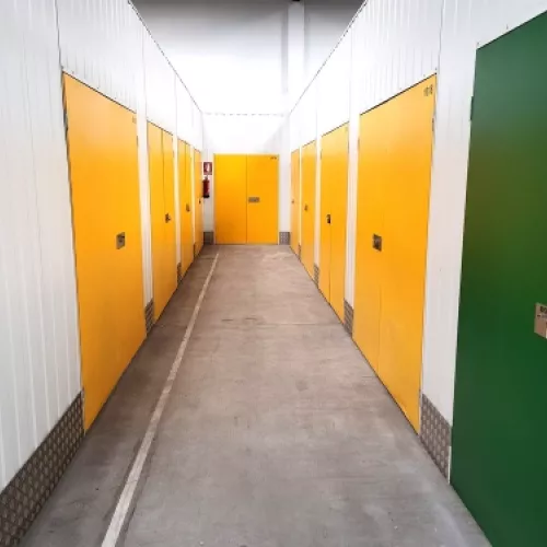 Puertas dobles de acceso a los trasteros de gran capacidad