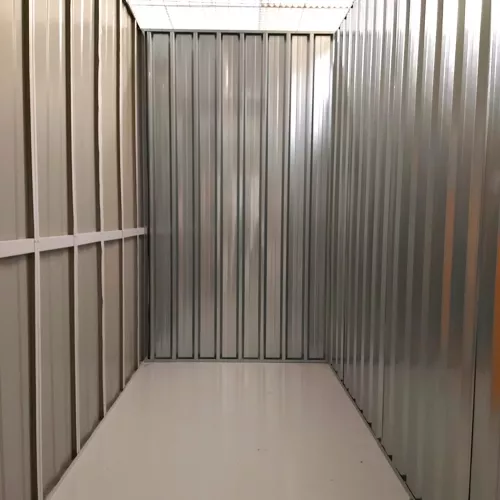 Interior de trastero iluminado