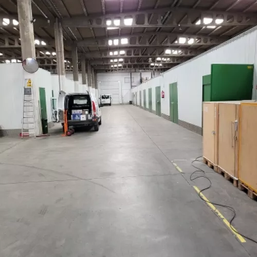 Pasillo principal con acceso de vehículos