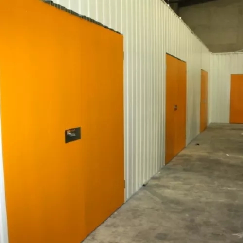 Amplios pasillos de acceso a los trasteros