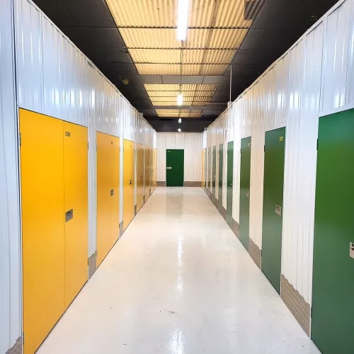 Pasillo principal de trasteros de varios tamaños