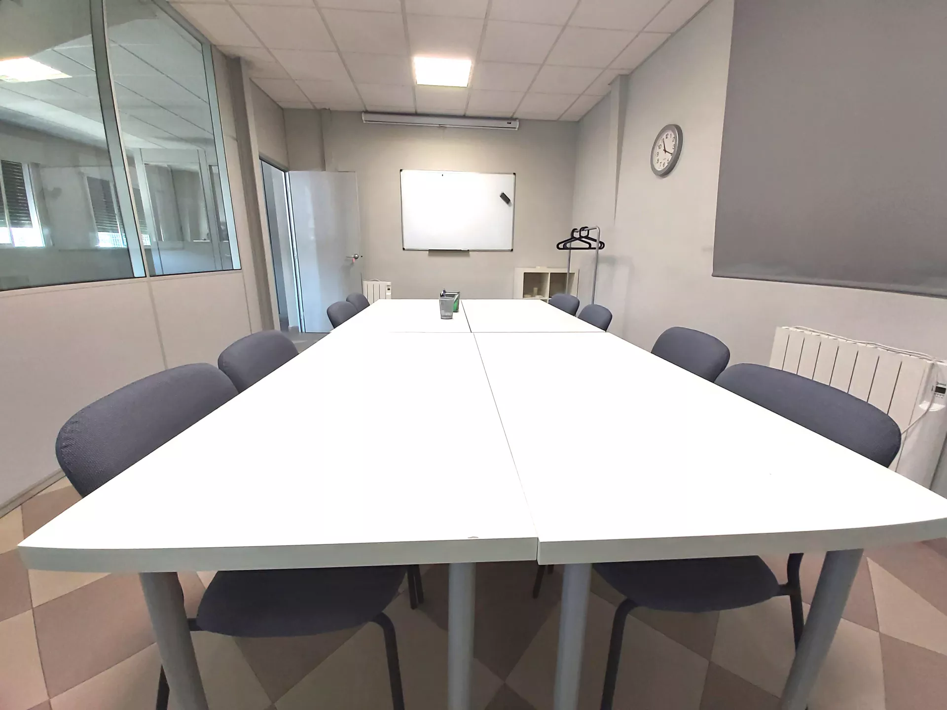 Sala de reuniones disponible para alquiler en Valladolid, equipada para reuniones de trabajo y presentaciones