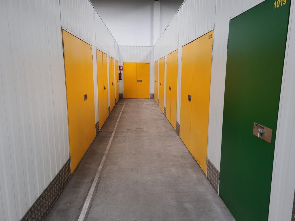 Trasteros de alquiler con puertas amarillas y verdes en Valladolid