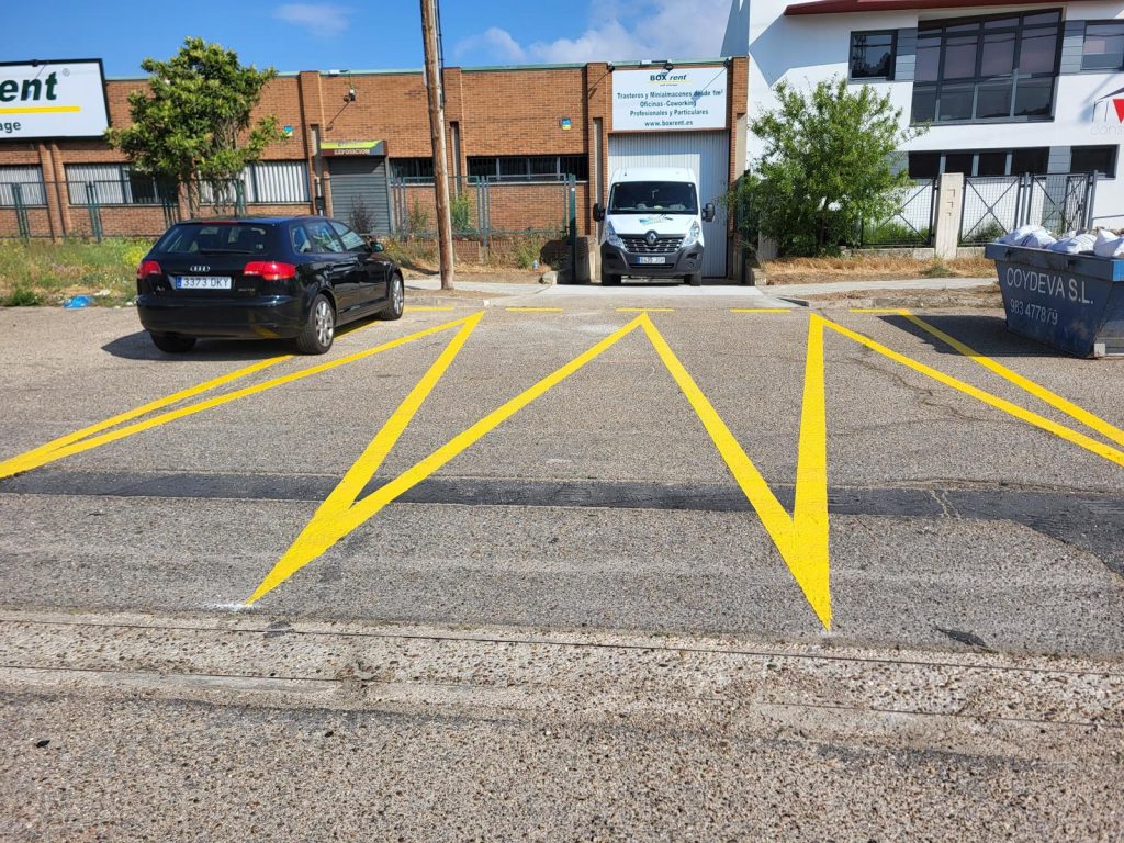 Parking y acceso para vehículos en el Polígono San Cristóbal