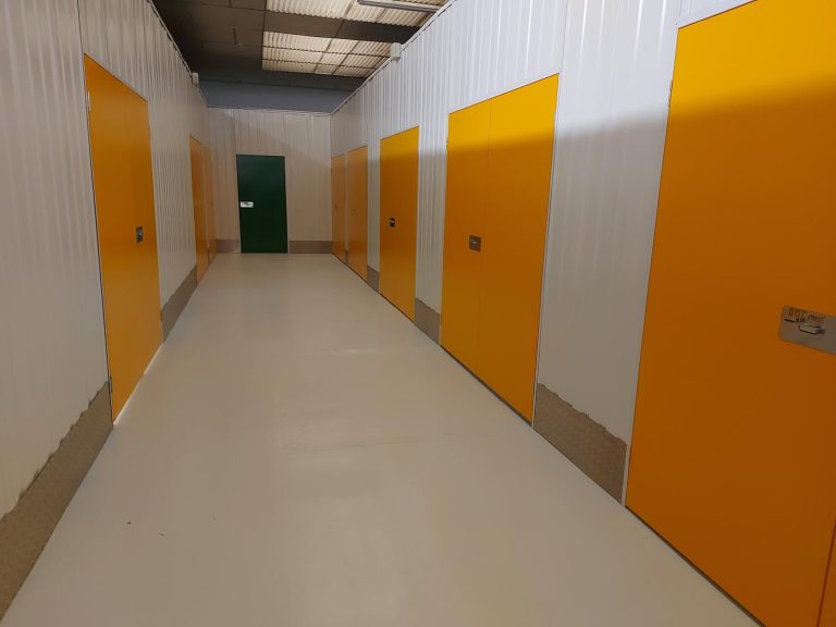 Pasillo de trasteros de Box Rent en Valladolid